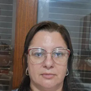 Cuidadora de idosos com formação em técnico em enfermagem