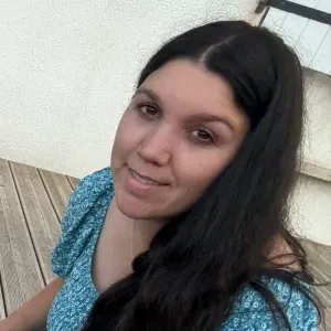 Baby-sitter expérimentée douce et passionnée.