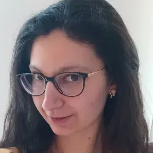 Sérieuse, souriante et appliquée