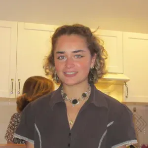 Aide aux devoirs bienveillante enfants étudiante psychologie