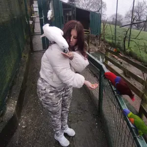 Cuidadora de animales en la zona de león.