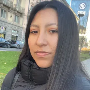 Karely J. – Babysitter responsabile e affettuosa.