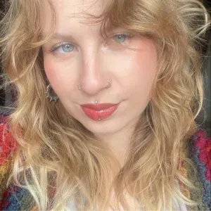 Baby-sitter disponible dans la Manche 