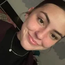 Baby-sitter souriante 