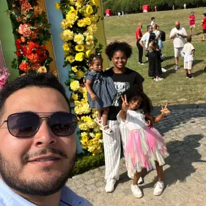 A procura de uma pessoa para cuidar de duas mocinhas 