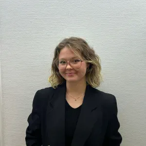 Etudiante à la recherche d'un job d'été auprès d'enfants