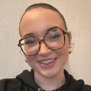 Jeune baby-sitter responsable pour garder vos enfants