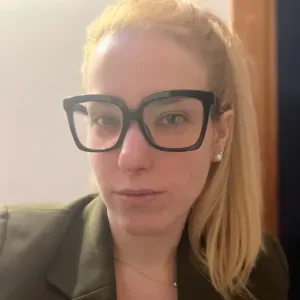 Signora per pulizie e stiro