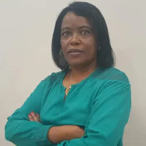 Professora com experiência dá explicação ao domicílio 