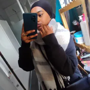 Bonjour !! Je m'appelle Aliya.