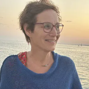 Femme avec une grande expérience et aimant les enfants 