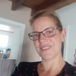 Femme de ménage automne et consciencieuse