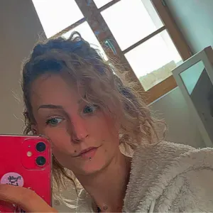 Une aide soignante attentive, douce à votre écoute.