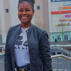 Engagierte Krankenpflegestudentin mit Herz für Senioren