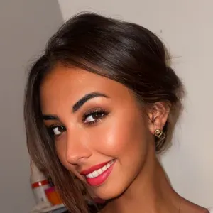 Jeune auxiliaire de vie ambitieuse 