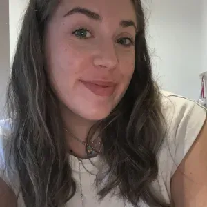 Baby-sitter expérimentée dans les alentours du 69700