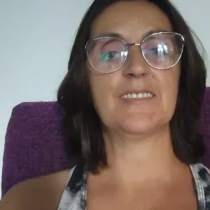 Empregado de limpeza na roda grande 