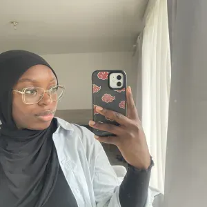 Baby-sitter expérimentée – Disponible week-ends et soirées