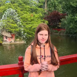 Opiekunka dla seniora przy codziennych czynnościach 