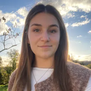 Baby-sitter souriante et prête à s'occuper de vos enfants !