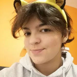 Aide à domicile souriante, créatrive et sportive