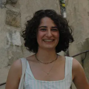 Baby-sitter disponible et motivée 