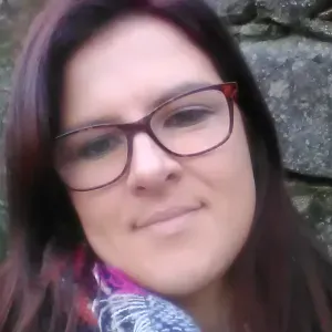 Empregada de limpeza doméstica e engomar