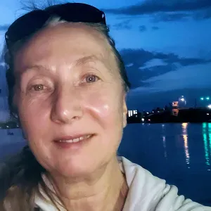 Una donna calma e amichevole è la pace per i tuoi genitori