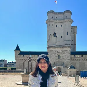 Experienced Babysitter & English Tutor in Paris
