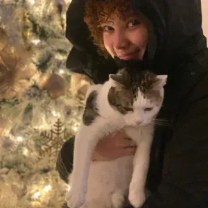 Pet - Sitter qui prend soin de votre compagnon avec amour.