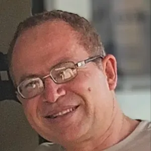 عامل نظافة مسئوول  وغاسل اطباق فى لينز 