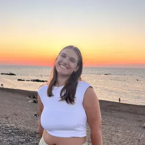 Baby-sitter déterminée et souriante 