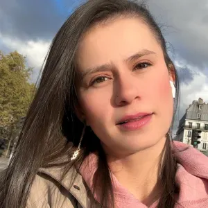 Femme de ménage avec la meilleure attitude