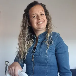 Empregada limpeza educada com gosto pelo trabalho.