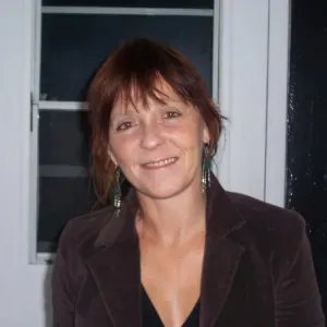 Femme de ménage à tout faire serieuse