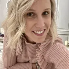 Addetta alle pulizie responsabile e precisa 