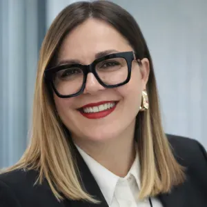 Profe bilingüe cuida niños: juego, inglés y creatividad.