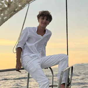 Jeune baby sitter prêt à apprendre de nouvelles choses 