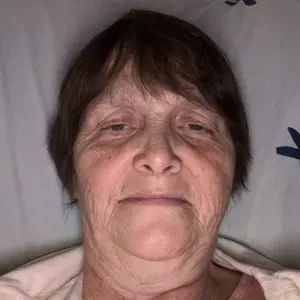 Femme de ménage rigoureuse sérieuse 