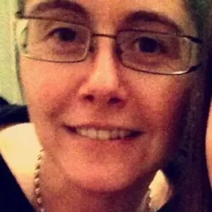 Femme de menage sur la plaine de Nay