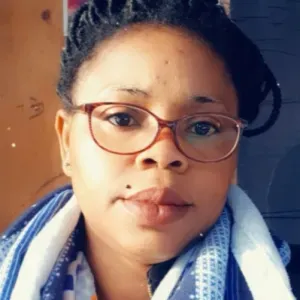 Baby-sitter sérieuse et douce avec les enfants 