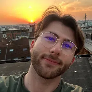 Le baby-sitter qui transforme chaque garde en moment magique