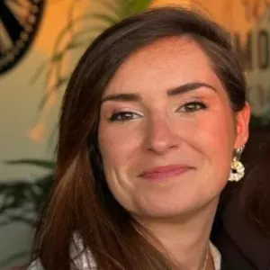 Femme de ménage sérieuse et appliquée