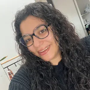 Baby-sitter expérimenté avec beaucoup d'expérience 