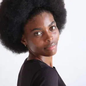 Explicadora  de inglês  empenhada pronta a judar