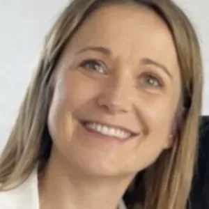 Gouvernante expérimentée et matériel professionnel fourni