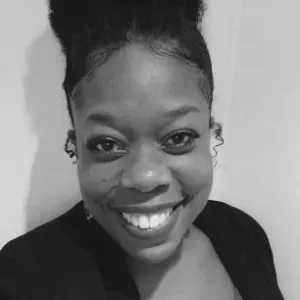 Baby-sitter souriante, à l'écoute de votre enfant