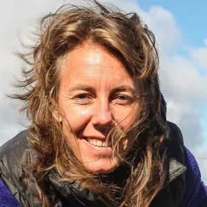 Aide familiale : bricolage - ménage - jardinage.