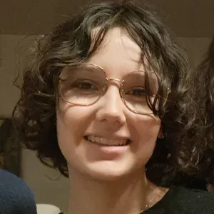 Jeune étudiante souriante et responsable à Grenoble 