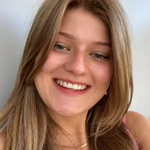 Babysitter expérimentée disponible